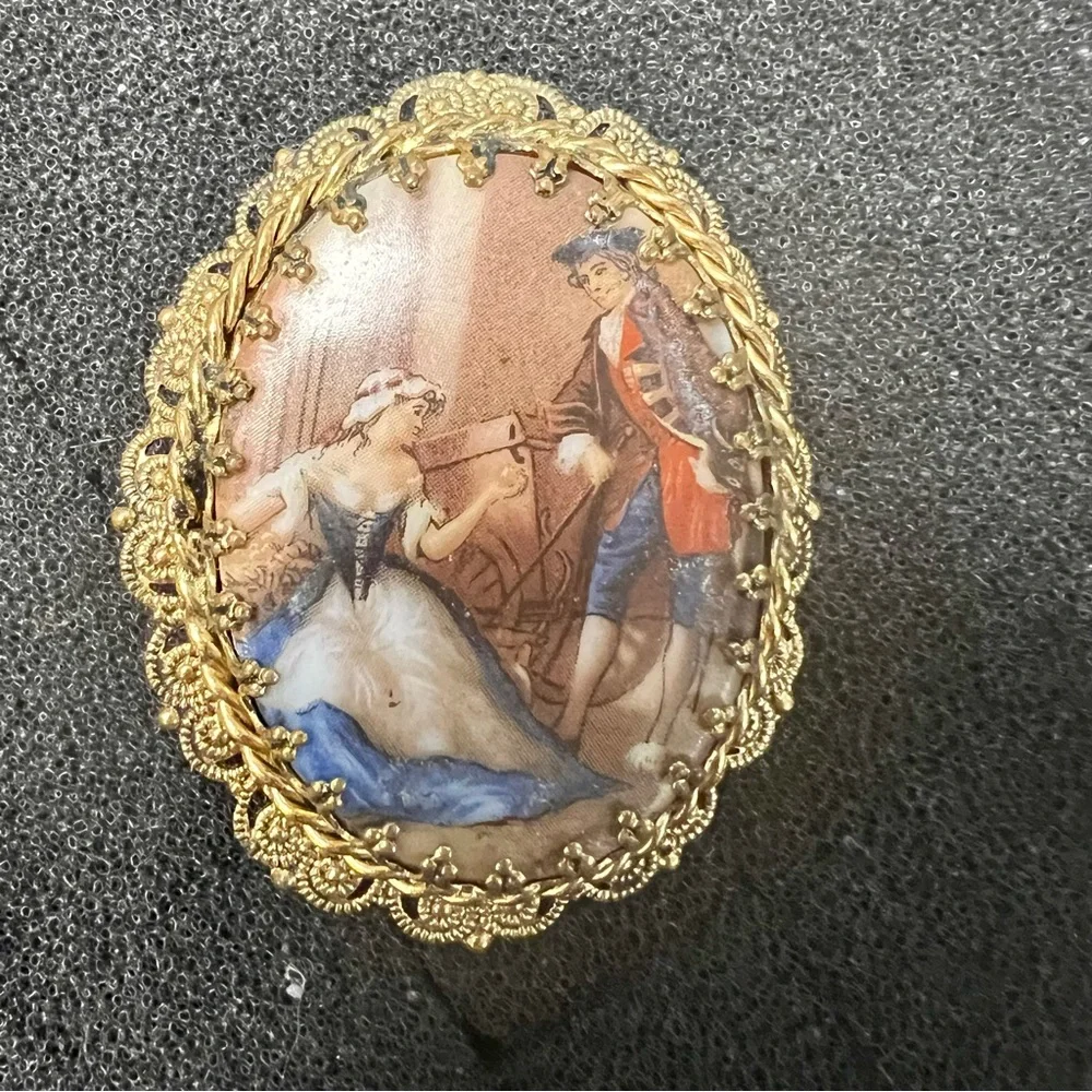 Vintage Gold Tone Lovers Hand Painted Ceramic Victorian Oval‎ Brooch Pin